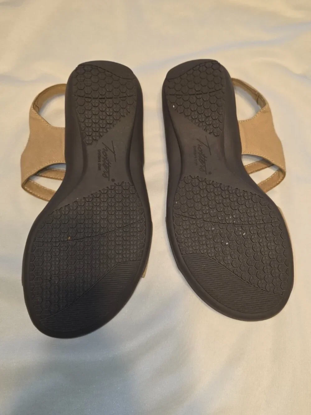 Trotters Katarina Sandals 6.5 Beige Sand Neutral Color Adjustable